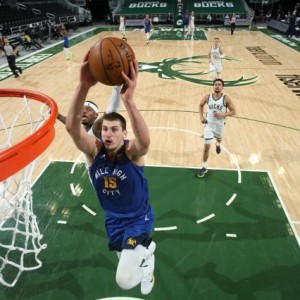 体育平台-50次三双紧追张伯伦 约基奇MVP表演肢解雄鹿