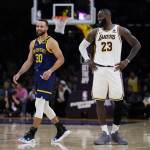 詹姆斯：库里无球时最具威胁 他是史上最强的持球和无球兼备球员